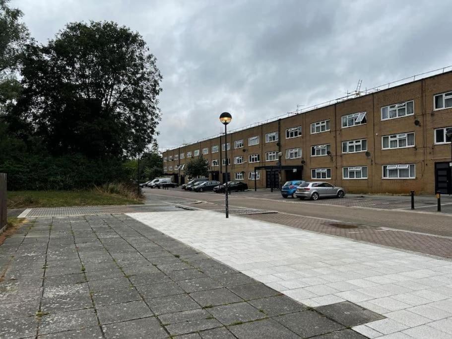 Milton Keynes Central Apartment Flat With Kitchen, Large Bed, Park View & Parking, 1 Minute Walk To Mk City Centre, Shops, Malls, Restaurants & Attractions, 8 Minutes From Hospital Bagian luar foto