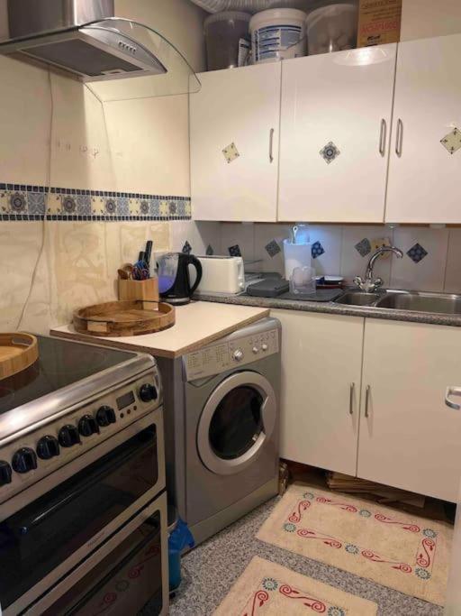 Milton Keynes Central Apartment Flat With Kitchen, Large Bed, Park View & Parking, 1 Minute Walk To Mk City Centre, Shops, Malls, Restaurants & Attractions, 8 Minutes From Hospital Bagian luar foto