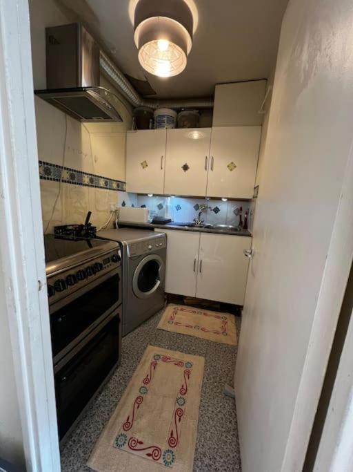 Milton Keynes Central Apartment Flat With Kitchen, Large Bed, Park View & Parking, 1 Minute Walk To Mk City Centre, Shops, Malls, Restaurants & Attractions, 8 Minutes From Hospital Bagian luar foto